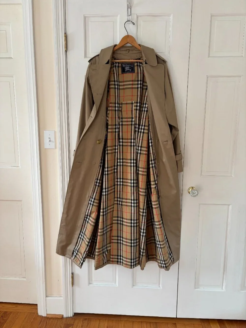 Burberry's Trench Coat with  Zip-out lining and button-on wool collar - Picture 5 of 5